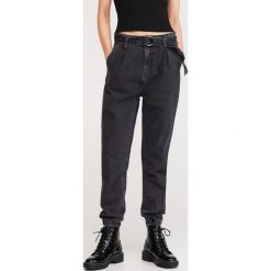 Jeansy jogger z paskiem - Szary. Szare jeansy damskie Reserved. Za 119,99 zł.
