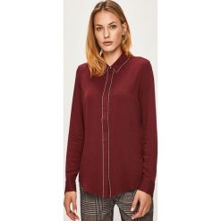 Guess Jeans - Koszula. Czerwone koszule damskie Guess Jeans, na co dzień, s, z aplikacjami, z wiskozy, casualowe, bez kołnierzyka, z długim rękawem. W wyprzedaży za 179,90 zł.