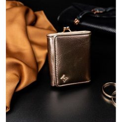 Portmonetka damska na bigiel złota Milano Design - złoty. Żółte portfele damskie MILANO DESIGN, bez wzorów, ze skóry. Za 29,99 zł.