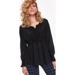 Elegancka bluzka z koronką, o luźnym kroju. Czarne bluzki damskie Top Secret, w koronkowe wzory, z tkaniny, eleganckie, z koszulowym kołnierzykiem, z długim rękawem. W wyprzedaży za 39,99 zł.