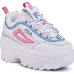 Sneakersy FILA - Disruptor Wedge Wmn 1010865.92W White/Rosebloom. Białe półbuty damskie Fila, bez wzorów, ze skóry ekologicznej, bez obcasa, na obcasie, bez zapięcia. Za 519,00 zł.