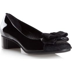 Buty damskie. Czarne baleriny damskie Wittchen, bez wzorów, ze skóry, eleganckie, bez obcasa. W wyprzedaży za 254,91 zł.