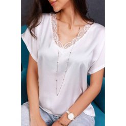 Top VASILENA WHITE. Białe bluzki damskie IVET, bez wzorów, klasyczne, z klasycznym kołnierzykiem. W wyprzedaży za 39,00 zł.