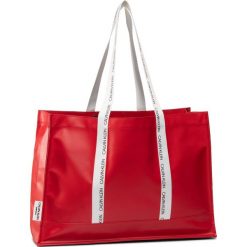 Torebka CALVIN KLEIN - Square Tote K90KW00003 XBG. Czerwone torebki klasyczne damskie Calvin Klein, bez wzorów, z tworzywa sztucznego, klasyczne, bez dodatków. W wyprzedaży za 219,00 zł.