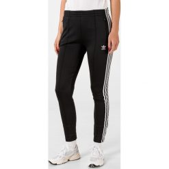 Adidas Originals SST Spodnie dresowe Czarny. Czarne spodnie damskie adidas Originals, z elastanu. Za 214,95 zł.