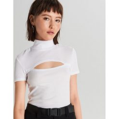 Bluzka z wycięciem - Biały. Białe bluzki damskie Cropp, s, bez wzorów, bez kołnierzyka, bez rękawów. Za 49,99 zł.