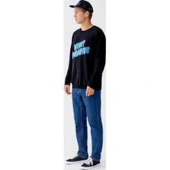 Sweter z kontrastowym napisem. Czarne swetry klasyczne męskie marki Pull&Bear, m. Za 109,00 zł.