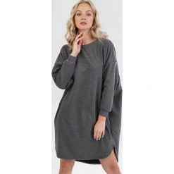 Szara Sukienka Berinaith. Szare sukienki damskie Born2be, xl, bez wzorów, z dzianiny, bez kołnierzyka, bez rękawów. Za 69,99 zł.