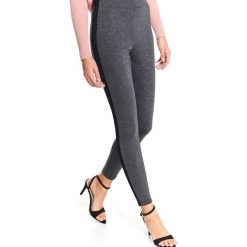 Legginsy z lampasem. Szare legginsy damskie Top Secret, s, z nadrukiem, z dzianiny. W wyprzedaży za 49,99 zł.