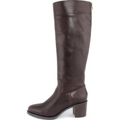 Skórzane kozaki w kolorze brązowym. Pomarańczowe kozaki damskie Eye. W wyprzedaży za 439,95 zł.