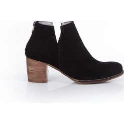 Zamszowe botki z suwakiem z tyłu - skóra naturalna - model 501 - kolor czarny welur. Czarne botki damskie Zapato, na lato, z jeansu, klasyczne, przed kostkę, bez obcasa, na obcasie, bez zapięcia. Za 399,00 zł.