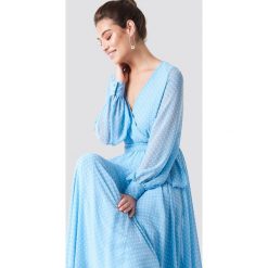 Trendyol Sukienka maxi z dekoltem V - Blue. Szare długie sukienki marki Trendyol, na co dzień, z elastanu, casualowe, dopasowane. Za 323,95 zł.