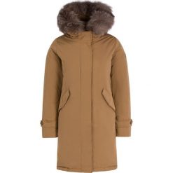 Parka Hetregó Sauris 8H623F 19WD17. Pomarańczowe kurtki damskie Hetregò, na zimę, bez wzorów, z poliesteru, bez kaptura. W wyprzedaży za 2319,00 zł.