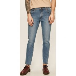 Wrangler - Jeansy Texas. Niebieskie jeansy męskie Wrangler, z aplikacjami. W wyprzedaży za 219,90 zł.