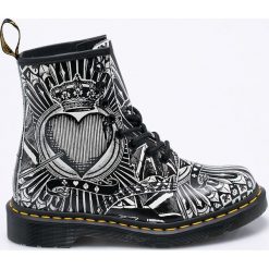 Dr Martens - Botki. Szare botki damskie na obcasie marki Dr. Martens, z materiału, na sznurówki. W wyprzedaży za 629,90 zł.