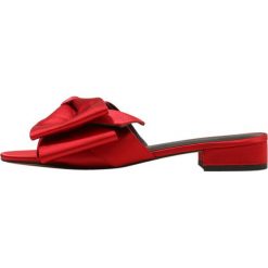 Rebecca Minkoff CALISTA Klapki cherry. Czerwone klapki damskie marki Rebecca Minkoff, bez wzorów, z satyny, bez obcasa. W wyprzedaży za 395,55 zł.