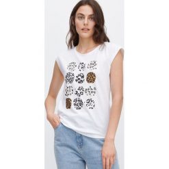 T-shirt z nadrukiem -. T-shirty damskie Reserved, xl, z nadrukiem, bez kołnierzyka. Za 39,99 zł.