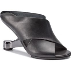 Klapki UNITED NUDE - Eamz Cross 104140127 Black. Czarne klapki damskie United Nude, bez wzorów, ze skóry, bez obcasa, na obcasie. W wyprzedaży za 589,00 zł.