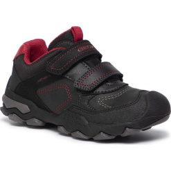 Sneakersy GEOX - J Buller B Abx D J949WD 0MEFU C0260 S Black/Dk Red. Czarne trampki chłopięce Geox, bez wzorów, ze skóry ekologicznej, na rzepy. W wyprzedaży za 199,00 zł.