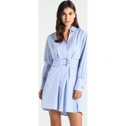 Sukienki hiszpanki: MARCIANO LOS ANGELES BELTED FLARE DRESS Sukienka koszulowa white/light blue