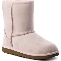 Buty UGG - Kids Classic II 1017703K K/Slpn. Różowe śniegowce dziewczęce marki Ugg, bez zapięcia. W wyprzedaży za 449,00 zł.