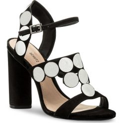 Sandały SCHUTZ - S 20435 0014 001 U Black. Czarne klapki damskie Schutz, z aplikacjami, ze skóry ekologicznej, bez obcasa, na obcasie. W wyprzedaży za 559,00 zł.