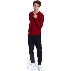 Sweter gładki z cienkiej dzianiny. Czerwone swetry męskie Top Secret, na zimę, xxl, bez wzorów, z dzianiny, klasyczne, z klasycznym kołnierzykiem, bez kaptura. W wyprzedaży za 49,99 zł.