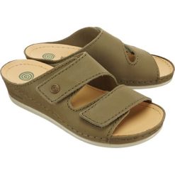 Dr. Brinkmann 700935-7 khaki, klapki profilaktyczne damskie. Brązowe klapki damskie Dr. Brinkmann, bez wzorów, bez obcasa. Za 216,90 zł.