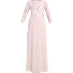 Swing Suknia balowa rosa. Różowe sukienki damskie marki Swing, bez wzorów, z poliesteru, wizytowe, bez kołnierzyka, bez rękawów. W wyprzedaży za 377,40 zł.