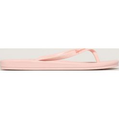 Ipanema - Japonki. Czarne klapki damskie Ipanema, bez wzorów, z materiału, bez obcasa, na obcasie. Za 59,90 zł.