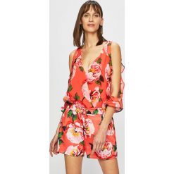 Marciano Guess - Kombinezon. Kombinezony damskie MARCIANO GUESS, na co dzień, z aplikacjami, z poliesteru, casualowe, bez kołnierzyka, z krótkim rękawem, krótkie. W wyprzedaży za 399,90 zł.