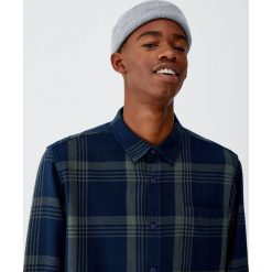 Flanelowa koszula w kratę. Brązowe koszule męskie marki Pull&Bear, m, bez wzorów, bez kołnierzyka, z długim rękawem. Za 89,90 zł.