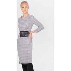 Midi sukienka z koronką - Szary. Szare sukienki damskie Mohito, w koronkowe wzory, z koronki, midi. W wyprzedaży za 39,99 zł.