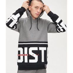 Bluza z nadrukiem - Czarny. Czarne bluzy męskie Cropp, s, z nadrukiem, bez kołnierzyka, bez rękawów, bez kaptura. Za 79,99 zł.