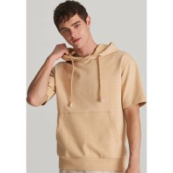 Bluza z krótkim rękawem - Beżowy. Brązowe bluzy męskie Reserved, s, bez wzorów, bez kołnierzyka, z krótkim rękawem, krótkie, bez kaptura. Za 79,99 zł.