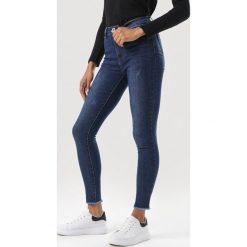 Granatowe Jeansy Skinny Coravia. Niebieskie jeansy damskie Born2be. Za 99,99 zł.