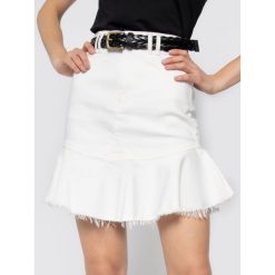 Spódnica jeansowa Guess JENNIFER LOPEZ Bloom W02D18 D2G6I. Białe spódniczki damskie Guess, z aplikacjami, z elastanu. W wyprzedaży za 309,00 zł.