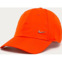 Nike Sportswear - Czapka. Pomarańczowe czapki damskie Nike Sportswear, bez wzorów, z poliesteru. Za 79,90 zł.