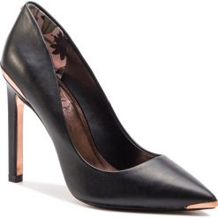 Szpilki TED BAKER - Melni 9-18495 Black. Czarne półbuty damskie Ted Baker, z aplikacjami, ze skóry, bez obcasa, na obcasie, bez zapięcia. W wyprzedaży za 499,00 zł.