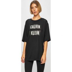 Calvin Klein Performance - Top. Czarne bluzki damskie Calvin Klein Performance, s, z nadrukiem, z elastanu, z okrągłym kołnierzem. W wyprzedaży za 239,90 zł.