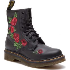 Glany DR. MARTENS - 1460 Vonda 24722001 Czarny. Czarne glany damskie Dr. Martens, ze skóry, bez obcasa, bez zapięcia. Za 769,00 zł.