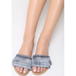 Niebieskie Klapki Peach Puff. Niebieskie klapki damskie Born2be, w paski, ze skóry, bez obcasa, na płaskiej podeszwie. Za 49,99 zł.