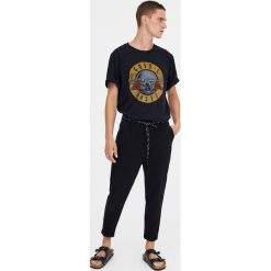 Koszulka z logo Guns N' Roses. Czarne koszulki męskie Pull&Bear, m, bez wzorów, bez kołnierzyka, z krótkim rękawem, krótkie. Za 69,90 zł.