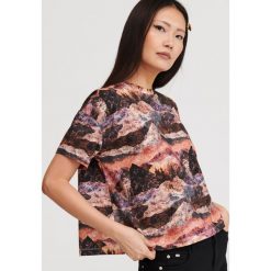 T-shirt z abstrakcyjnym printem - Wielobarwny. T-shirty damskie Reserved, s, bez wzorów, bez kołnierzyka. Za 49,99 zł.