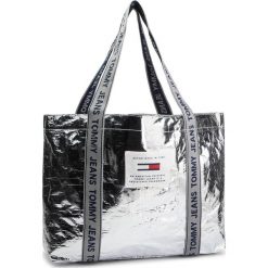 Torebka TOMMY JEANS - Tju Logo Tape Tote Tp AU0AU00445 055. Szare torebki klasyczne damskie marki Tommy Jeans, bez wzorów, z jeansu, na ramię, bez dodatków. Za 229,00 zł.