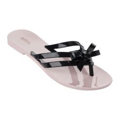 Japonki w kolorze różowo-czarnym. Różowe klapki damskie Melissa, Pepe Jeans, bez wzorów, bez obcasa. W wyprzedaży za 99,95 zł.
