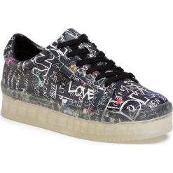 Sneakersy DKNY - Emz K1044529 Graf Print Lthr Blk/Multi 4B3. Czarne półbuty damskie DKNY, ze skóry ekologicznej. W wyprzedaży za 479,00 zł.