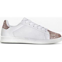 Sneakersy bonprix biało-jasnoróżowy. Buty sportowe damskie bonprix. Za 69,99 zł.