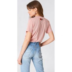 NA-KD T-shirt Rose Neck Embroidery - Pink. Różowe t-shirty damskie NA-KD, z haftami, z bawełny, z okrągłym kołnierzem. W wyprzedaży za 36,48 zł.