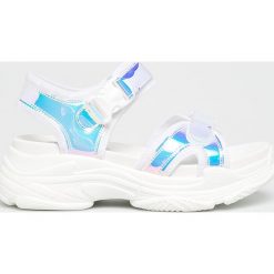 Steve Madden - Sandały Santeria. Białe klapki damskie Steve Madden, bez wzorów, ze skóry, bez obcasa, na obcasie. W wyprzedaży za 269,90 zł.